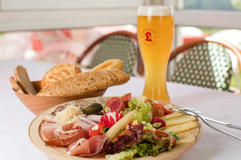 Brotzeit mit Weißbier